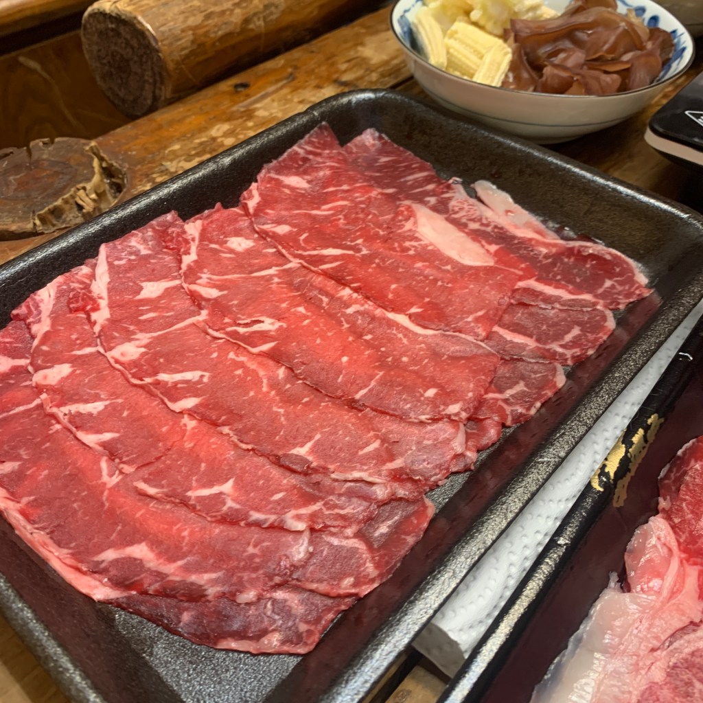 【第一牛肉OneBeef】通化夜市裡的台灣牛肉侍肉師，防疫在家也有牛肉火鍋可以吃－黃金牛年火鍋組，火鍋牛肉片推薦｜牛骨湯底推薦｜通化街牛肉片