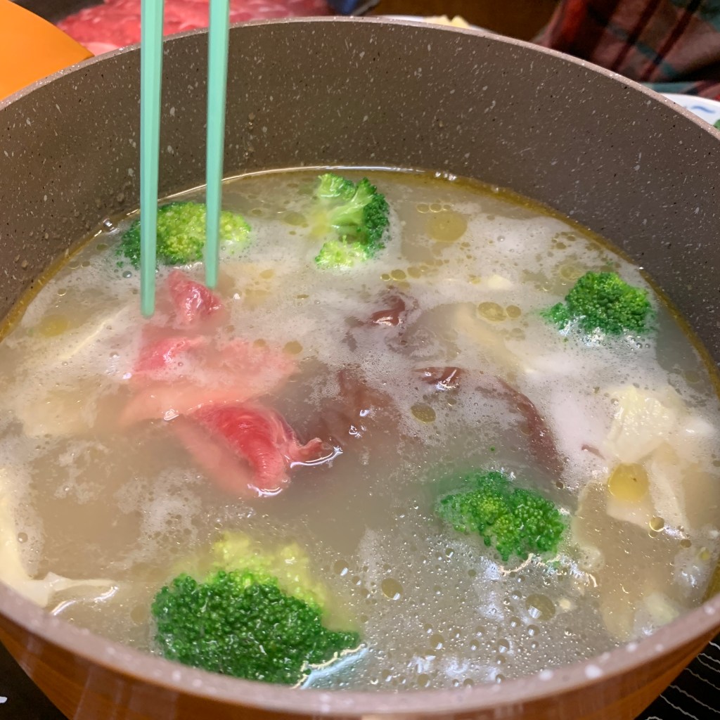 【第一牛肉OneBeef】通化夜市裡的台灣牛肉侍肉師，防疫在家也有牛肉火鍋可以吃－黃金牛年火鍋組，火鍋牛肉片推薦｜牛骨湯底推薦｜通化街牛肉片