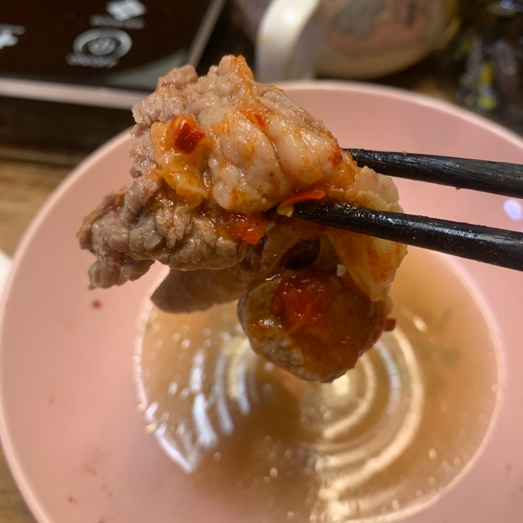 【第一牛肉OneBeef】通化夜市裡的台灣牛肉侍肉師，防疫在家也有牛肉火鍋可以吃－黃金牛年火鍋組，火鍋牛肉片推薦｜牛骨湯底推薦｜通化街牛肉片