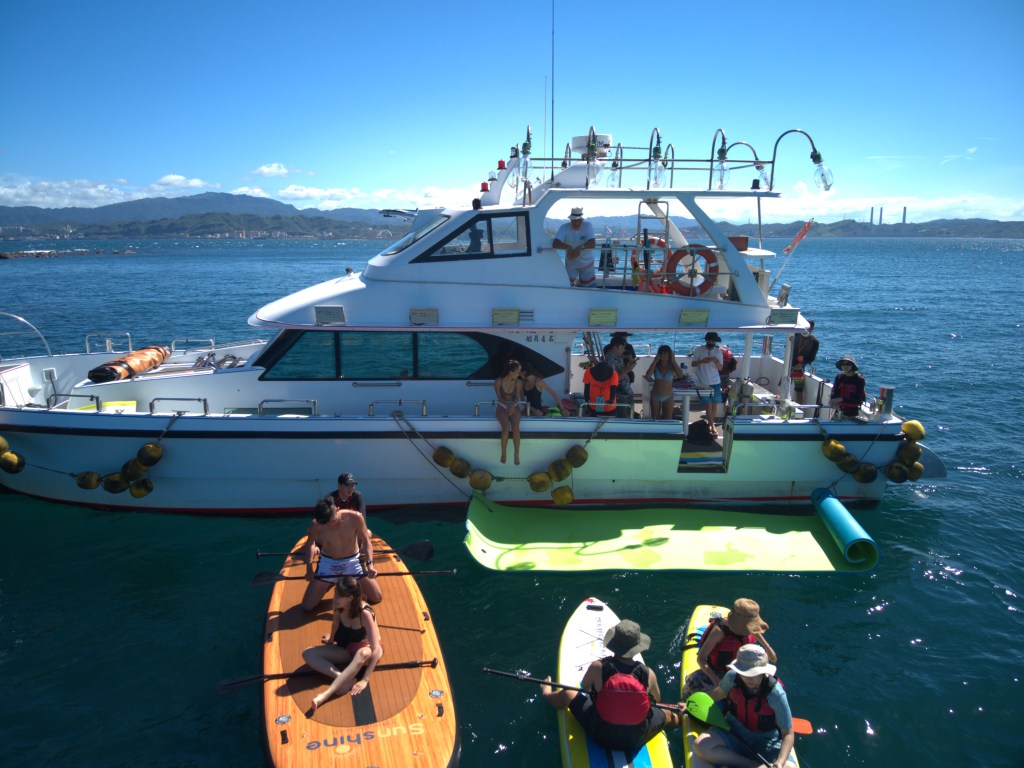 【水旅遊】SUP教練推薦理哥!包船出海SUP團!海中央SUP,跳水、浮淺、導覽,基隆嶼包船海上SUP+和平島導覽活動|基隆嶼SUP|新北包船sup|北海岸SUP|遊艇包船SUP|新北水上活動|理哥評價