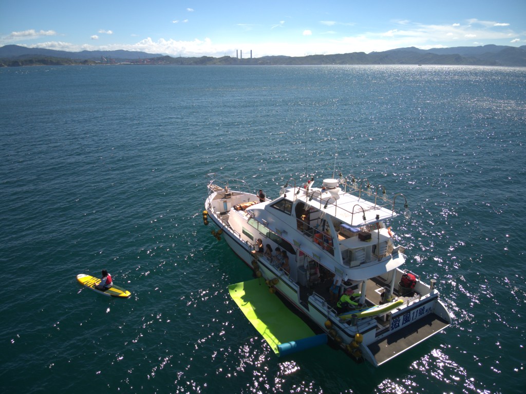 【水旅遊】SUP教練推薦理哥!包船出海SUP團!海中央SUP,跳水、浮淺、導覽,基隆嶼包船海上SUP+和平島導覽活動|基隆嶼SUP|新北包船sup|北海岸SUP|遊艇包船SUP|新北水上活動|理哥評價