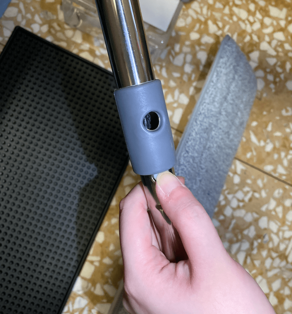 今年初爺爺在浴室跌了一跤，當時送急診把大家都嚇了一跳，
已經使用防滑拖鞋、防滑墊，地板也是無時不保持乾燥，還是出意外⋯⋯
要知道長輩可禁不起摔！！後來就在物色好用的浴室防滑地板產品，
發現浴室防滑方法很多，浴室防滑地板多半放置止滑墊，
但有只能「局部防滑」、「不美觀」、「容易藏污納垢」的缺點，
甚至上次進浴室踩在防滑墊上卻還是小小滑了一下⋯⋯
年輕人反應好還可以平衡著身體，長輩可能就滑倒了。

在嘖嘖募資平台上看到壁虎防滑二代組，號稱越濕越防滑、越刷越止滑，
而且是台灣唯一上架Amazon的隱形防滑劑品牌，
操作簡單，完全可以在家DIY浴室止滑施工！
在磁磚上都可以使用的隱形防滑劑，決定試試看壁虎防滑二代到底好用嗎？
幫爺爺奶奶的浴室做防滑改裝！