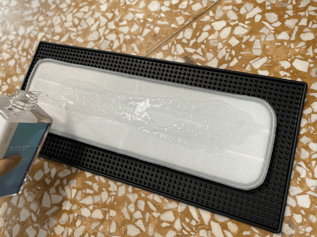 今年初爺爺在浴室跌了一跤，當時送急診把大家都嚇了一跳，
已經使用防滑拖鞋、防滑墊，地板也是無時不保持乾燥，還是出意外⋯⋯
要知道長輩可禁不起摔！！後來就在物色好用的浴室防滑地板產品，
發現浴室防滑方法很多，浴室防滑地板多半放置止滑墊，
但有只能「局部防滑」、「不美觀」、「容易藏污納垢」的缺點，
甚至上次進浴室踩在防滑墊上卻還是小小滑了一下⋯⋯
年輕人反應好還可以平衡著身體，長輩可能就滑倒了。

在嘖嘖募資平台上看到壁虎防滑二代組，號稱越濕越防滑、越刷越止滑，
而且是台灣唯一上架Amazon的隱形防滑劑品牌，
操作簡單，完全可以在家DIY浴室止滑施工！
在磁磚上都可以使用的隱形防滑劑，決定試試看壁虎防滑二代到底好用嗎？
幫爺爺奶奶的浴室做防滑改裝！