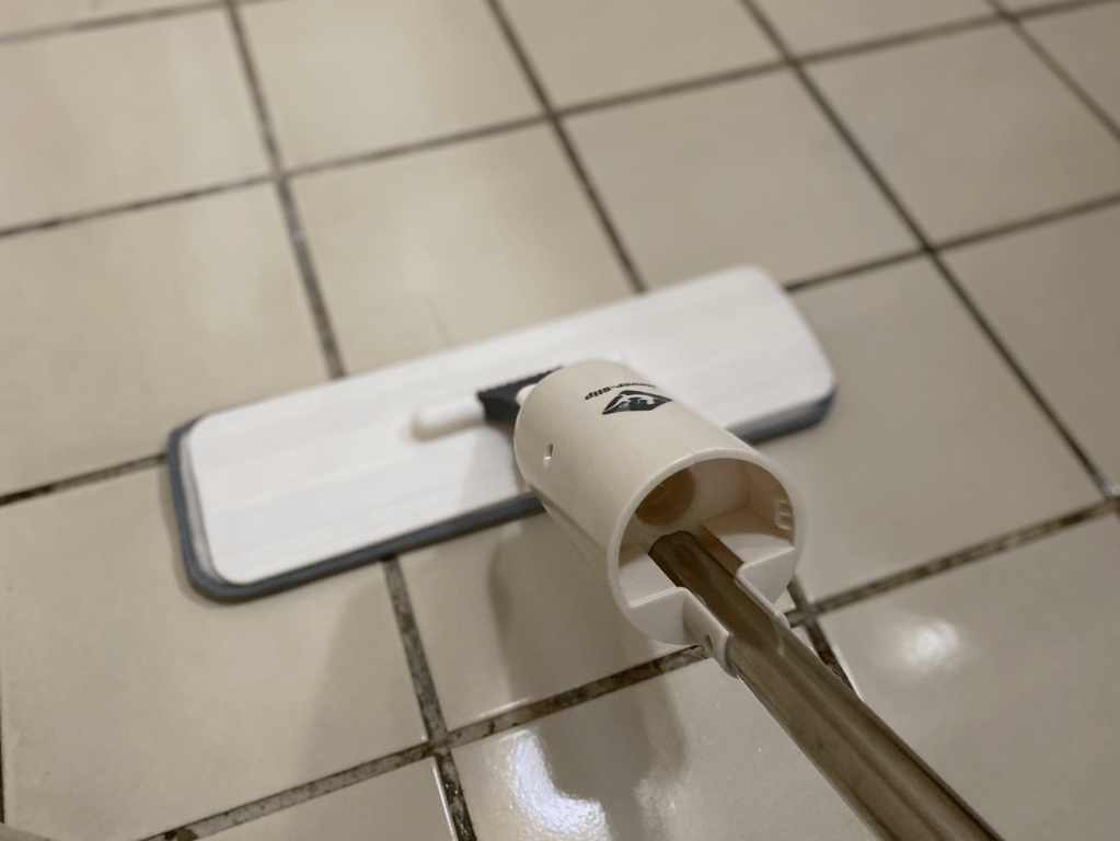 今年初爺爺在浴室跌了一跤，當時送急診把大家都嚇了一跳，
已經使用防滑拖鞋、防滑墊，地板也是無時不保持乾燥，還是出意外⋯⋯
要知道長輩可禁不起摔！！後來就在物色好用的浴室防滑地板產品，
發現浴室防滑方法很多，浴室防滑地板多半放置止滑墊，
但有只能「局部防滑」、「不美觀」、「容易藏污納垢」的缺點，
甚至上次進浴室踩在防滑墊上卻還是小小滑了一下⋯⋯
年輕人反應好還可以平衡著身體，長輩可能就滑倒了。

在嘖嘖募資平台上看到壁虎防滑二代組，號稱越濕越防滑、越刷越止滑，
而且是台灣唯一上架Amazon的隱形防滑劑品牌，
操作簡單，完全可以在家DIY浴室止滑施工！
在磁磚上都可以使用的隱形防滑劑，決定試試看壁虎防滑二代到底好用嗎？
幫爺爺奶奶的浴室做防滑改裝！