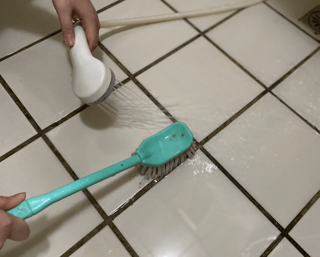 今年初爺爺在浴室跌了一跤，當時送急診把大家都嚇了一跳，
已經使用防滑拖鞋、防滑墊，地板也是無時不保持乾燥，還是出意外⋯⋯
要知道長輩可禁不起摔！！後來就在物色好用的浴室防滑地板產品，
發現浴室防滑方法很多，浴室防滑地板多半放置止滑墊，
但有只能「局部防滑」、「不美觀」、「容易藏污納垢」的缺點，
甚至上次進浴室踩在防滑墊上卻還是小小滑了一下⋯⋯
年輕人反應好還可以平衡著身體，長輩可能就滑倒了。

在嘖嘖募資平台上看到壁虎防滑二代組，號稱越濕越防滑、越刷越止滑，
而且是台灣唯一上架Amazon的隱形防滑劑品牌，
操作簡單，完全可以在家DIY浴室止滑施工！
在磁磚上都可以使用的隱形防滑劑，決定試試看壁虎防滑二代到底好用嗎？
幫爺爺奶奶的浴室做防滑改裝！