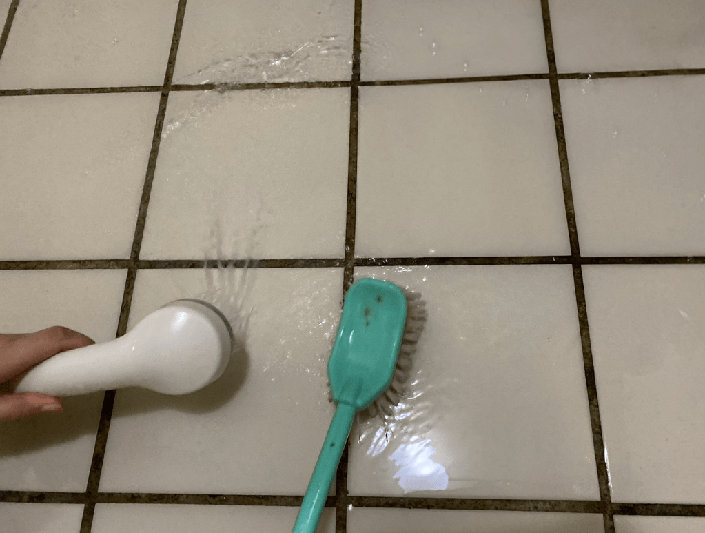 今年初爺爺在浴室跌了一跤，當時送急診把大家都嚇了一跳，
已經使用防滑拖鞋、防滑墊，地板也是無時不保持乾燥，還是出意外⋯⋯
要知道長輩可禁不起摔！！後來就在物色好用的浴室防滑地板產品，
發現浴室防滑方法很多，浴室防滑地板多半放置止滑墊，
但有只能「局部防滑」、「不美觀」、「容易藏污納垢」的缺點，
甚至上次進浴室踩在防滑墊上卻還是小小滑了一下⋯⋯
年輕人反應好還可以平衡著身體，長輩可能就滑倒了。

在嘖嘖募資平台上看到壁虎防滑二代組，號稱越濕越防滑、越刷越止滑，
而且是台灣唯一上架Amazon的隱形防滑劑品牌，
操作簡單，完全可以在家DIY浴室止滑施工！
在磁磚上都可以使用的隱形防滑劑，決定試試看壁虎防滑二代到底好用嗎？
幫爺爺奶奶的浴室做防滑改裝！