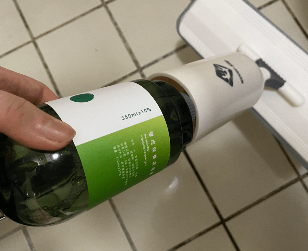 今年初爺爺在浴室跌了一跤，當時送急診把大家都嚇了一跳，
已經使用防滑拖鞋、防滑墊，地板也是無時不保持乾燥，還是出意外⋯⋯
要知道長輩可禁不起摔！！後來就在物色好用的浴室防滑地板產品，
發現浴室防滑方法很多，浴室防滑地板多半放置止滑墊，
但有只能「局部防滑」、「不美觀」、「容易藏污納垢」的缺點，
甚至上次進浴室踩在防滑墊上卻還是小小滑了一下⋯⋯
年輕人反應好還可以平衡著身體，長輩可能就滑倒了。

在嘖嘖募資平台上看到壁虎防滑二代組，號稱越濕越防滑、越刷越止滑，
而且是台灣唯一上架Amazon的隱形防滑劑品牌，
操作簡單，完全可以在家DIY浴室止滑施工！
在磁磚上都可以使用的隱形防滑劑，決定試試看壁虎防滑二代到底好用嗎？
幫爺爺奶奶的浴室做防滑改裝！