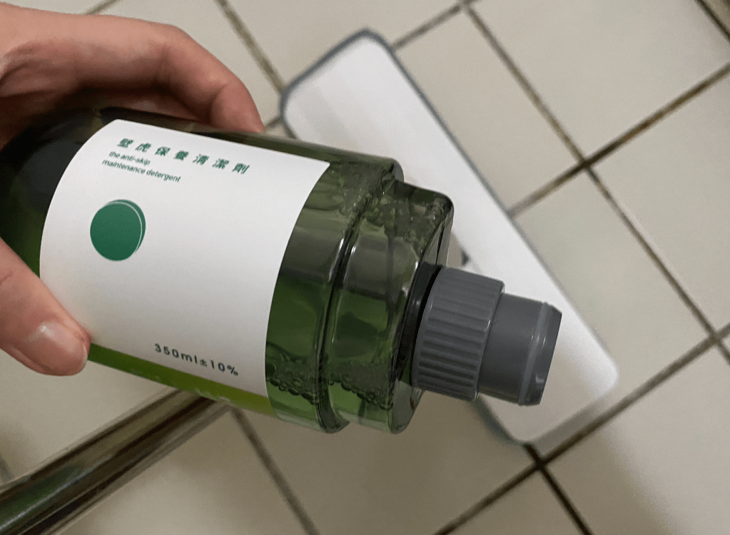 今年初爺爺在浴室跌了一跤，當時送急診把大家都嚇了一跳，
已經使用防滑拖鞋、防滑墊，地板也是無時不保持乾燥，還是出意外⋯⋯
要知道長輩可禁不起摔！！後來就在物色好用的浴室防滑地板產品，
發現浴室防滑方法很多，浴室防滑地板多半放置止滑墊，
但有只能「局部防滑」、「不美觀」、「容易藏污納垢」的缺點，
甚至上次進浴室踩在防滑墊上卻還是小小滑了一下⋯⋯
年輕人反應好還可以平衡著身體，長輩可能就滑倒了。

在嘖嘖募資平台上看到壁虎防滑二代組，號稱越濕越防滑、越刷越止滑，
而且是台灣唯一上架Amazon的隱形防滑劑品牌，
操作簡單，完全可以在家DIY浴室止滑施工！
在磁磚上都可以使用的隱形防滑劑，決定試試看壁虎防滑二代到底好用嗎？
幫爺爺奶奶的浴室做防滑改裝！