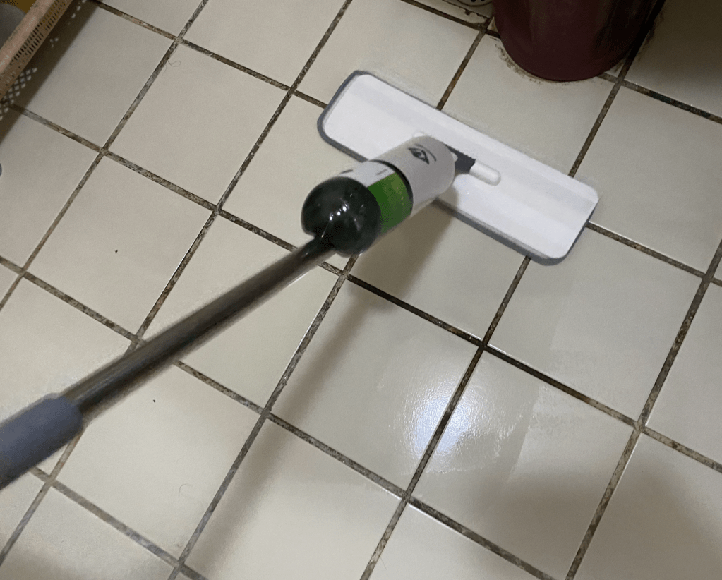 今年初爺爺在浴室跌了一跤，當時送急診把大家都嚇了一跳，
已經使用防滑拖鞋、防滑墊，地板也是無時不保持乾燥，還是出意外⋯⋯
要知道長輩可禁不起摔！！後來就在物色好用的浴室防滑地板產品，
發現浴室防滑方法很多，浴室防滑地板多半放置止滑墊，
但有只能「局部防滑」、「不美觀」、「容易藏污納垢」的缺點，
甚至上次進浴室踩在防滑墊上卻還是小小滑了一下⋯⋯
年輕人反應好還可以平衡著身體，長輩可能就滑倒了。

在嘖嘖募資平台上看到壁虎防滑二代組，號稱越濕越防滑、越刷越止滑，
而且是台灣唯一上架Amazon的隱形防滑劑品牌，
操作簡單，完全可以在家DIY浴室止滑施工！
在磁磚上都可以使用的隱形防滑劑，決定試試看壁虎防滑二代到底好用嗎？
幫爺爺奶奶的浴室做防滑改裝！