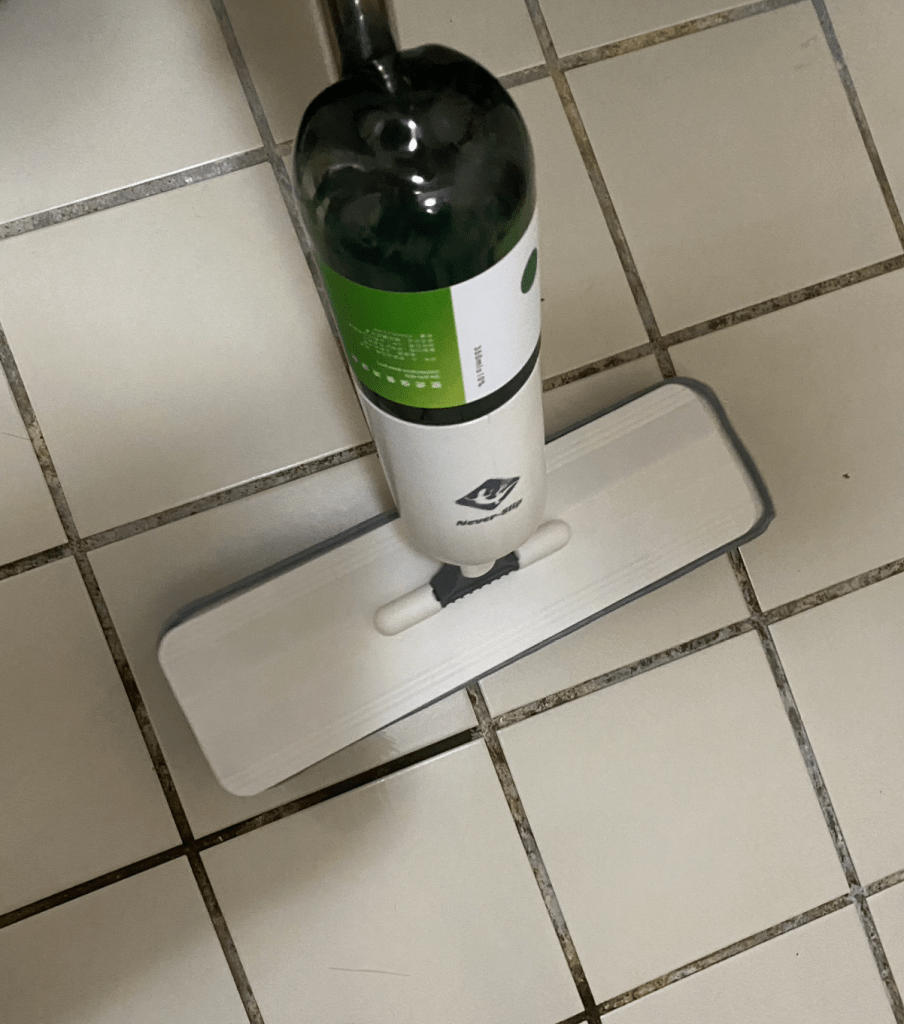 今年初爺爺在浴室跌了一跤，當時送急診把大家都嚇了一跳，
已經使用防滑拖鞋、防滑墊，地板也是無時不保持乾燥，還是出意外⋯⋯
要知道長輩可禁不起摔！！後來就在物色好用的浴室防滑地板產品，
發現浴室防滑方法很多，浴室防滑地板多半放置止滑墊，
但有只能「局部防滑」、「不美觀」、「容易藏污納垢」的缺點，
甚至上次進浴室踩在防滑墊上卻還是小小滑了一下⋯⋯
年輕人反應好還可以平衡著身體，長輩可能就滑倒了。

在嘖嘖募資平台上看到壁虎防滑二代組，號稱越濕越防滑、越刷越止滑，
而且是台灣唯一上架Amazon的隱形防滑劑品牌，
操作簡單，完全可以在家DIY浴室止滑施工！
在磁磚上都可以使用的隱形防滑劑，決定試試看壁虎防滑二代到底好用嗎？
幫爺爺奶奶的浴室做防滑改裝！