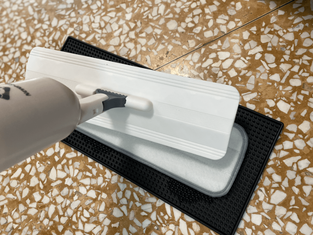 今年初爺爺在浴室跌了一跤，當時送急診把大家都嚇了一跳，
已經使用防滑拖鞋、防滑墊，地板也是無時不保持乾燥，還是出意外⋯⋯
要知道長輩可禁不起摔！！後來就在物色好用的浴室防滑地板產品，
發現浴室防滑方法很多，浴室防滑地板多半放置止滑墊，
但有只能「局部防滑」、「不美觀」、「容易藏污納垢」的缺點，
甚至上次進浴室踩在防滑墊上卻還是小小滑了一下⋯⋯
年輕人反應好還可以平衡著身體，長輩可能就滑倒了。

在嘖嘖募資平台上看到壁虎防滑二代組，號稱越濕越防滑、越刷越止滑，
而且是台灣唯一上架Amazon的隱形防滑劑品牌，
操作簡單，完全可以在家DIY浴室止滑施工！
在磁磚上都可以使用的隱形防滑劑，決定試試看壁虎防滑二代到底好用嗎？
幫爺爺奶奶的浴室做防滑改裝！