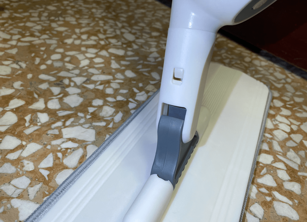 今年初爺爺在浴室跌了一跤，當時送急診把大家都嚇了一跳，
已經使用防滑拖鞋、防滑墊，地板也是無時不保持乾燥，還是出意外⋯⋯
要知道長輩可禁不起摔！！後來就在物色好用的浴室防滑地板產品，
發現浴室防滑方法很多，浴室防滑地板多半放置止滑墊，
但有只能「局部防滑」、「不美觀」、「容易藏污納垢」的缺點，
甚至上次進浴室踩在防滑墊上卻還是小小滑了一下⋯⋯
年輕人反應好還可以平衡著身體，長輩可能就滑倒了。

在嘖嘖募資平台上看到壁虎防滑二代組，號稱越濕越防滑、越刷越止滑，
而且是台灣唯一上架Amazon的隱形防滑劑品牌，
操作簡單，完全可以在家DIY浴室止滑施工！
在磁磚上都可以使用的隱形防滑劑，決定試試看壁虎防滑二代到底好用嗎？
幫爺爺奶奶的浴室做防滑改裝！