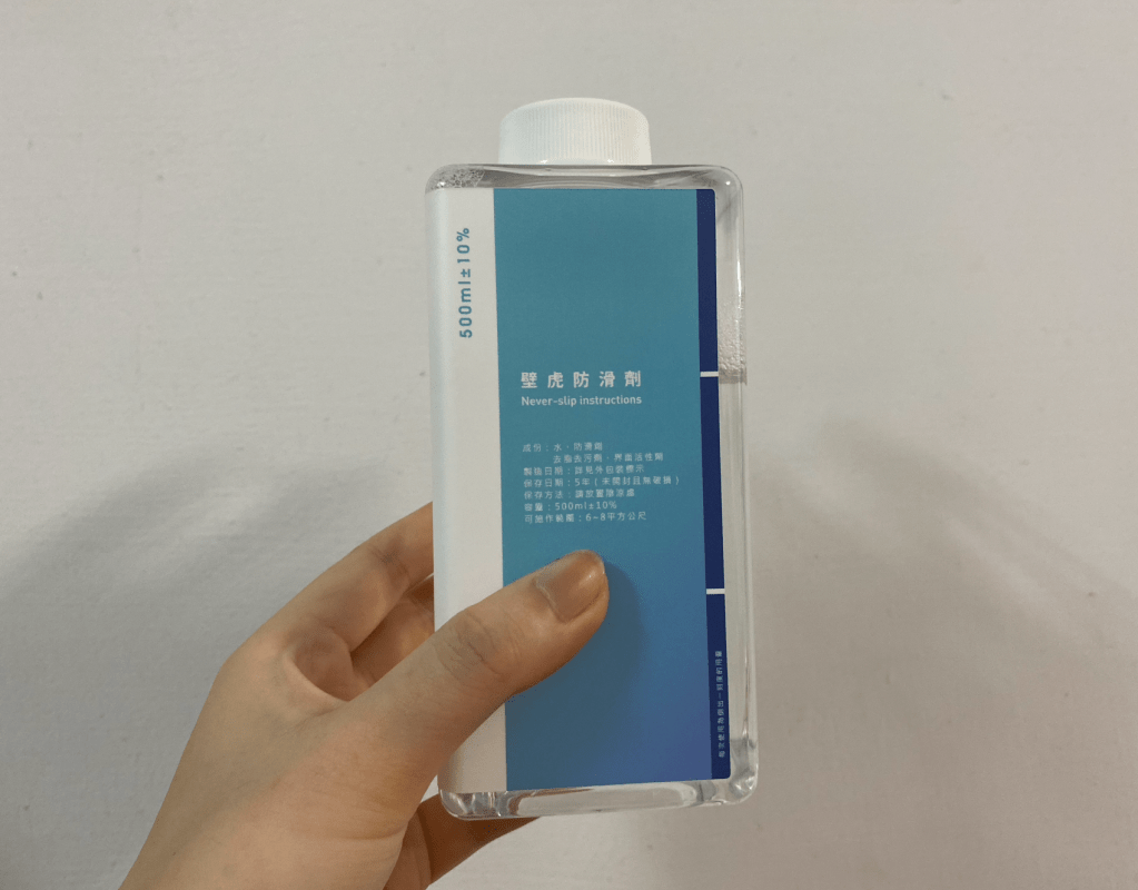 今年初爺爺在浴室跌了一跤，當時送急診把大家都嚇了一跳，
已經使用防滑拖鞋、防滑墊，地板也是無時不保持乾燥，還是出意外⋯⋯
要知道長輩可禁不起摔！！後來就在物色好用的浴室防滑地板產品，
發現浴室防滑方法很多，浴室防滑地板多半放置止滑墊，
但有只能「局部防滑」、「不美觀」、「容易藏污納垢」的缺點，
甚至上次進浴室踩在防滑墊上卻還是小小滑了一下⋯⋯
年輕人反應好還可以平衡著身體，長輩可能就滑倒了。

在嘖嘖募資平台上看到壁虎防滑二代組，號稱越濕越防滑、越刷越止滑，
而且是台灣唯一上架Amazon的隱形防滑劑品牌，
操作簡單，完全可以在家DIY浴室止滑施工！
在磁磚上都可以使用的隱形防滑劑，決定試試看壁虎防滑二代到底好用嗎？
幫爺爺奶奶的浴室做防滑改裝！