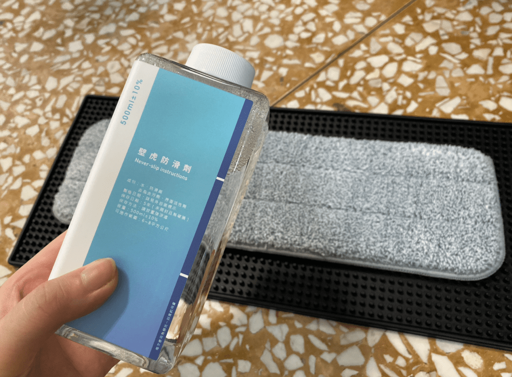 今年初爺爺在浴室跌了一跤，當時送急診把大家都嚇了一跳，
已經使用防滑拖鞋、防滑墊，地板也是無時不保持乾燥，還是出意外⋯⋯
要知道長輩可禁不起摔！！後來就在物色好用的浴室防滑地板產品，
發現浴室防滑方法很多，浴室防滑地板多半放置止滑墊，
但有只能「局部防滑」、「不美觀」、「容易藏污納垢」的缺點，
甚至上次進浴室踩在防滑墊上卻還是小小滑了一下⋯⋯
年輕人反應好還可以平衡著身體，長輩可能就滑倒了。

在嘖嘖募資平台上看到壁虎防滑二代組，號稱越濕越防滑、越刷越止滑，
而且是台灣唯一上架Amazon的隱形防滑劑品牌，
操作簡單，完全可以在家DIY浴室止滑施工！
在磁磚上都可以使用的隱形防滑劑，決定試試看壁虎防滑二代到底好用嗎？
幫爺爺奶奶的浴室做防滑改裝！