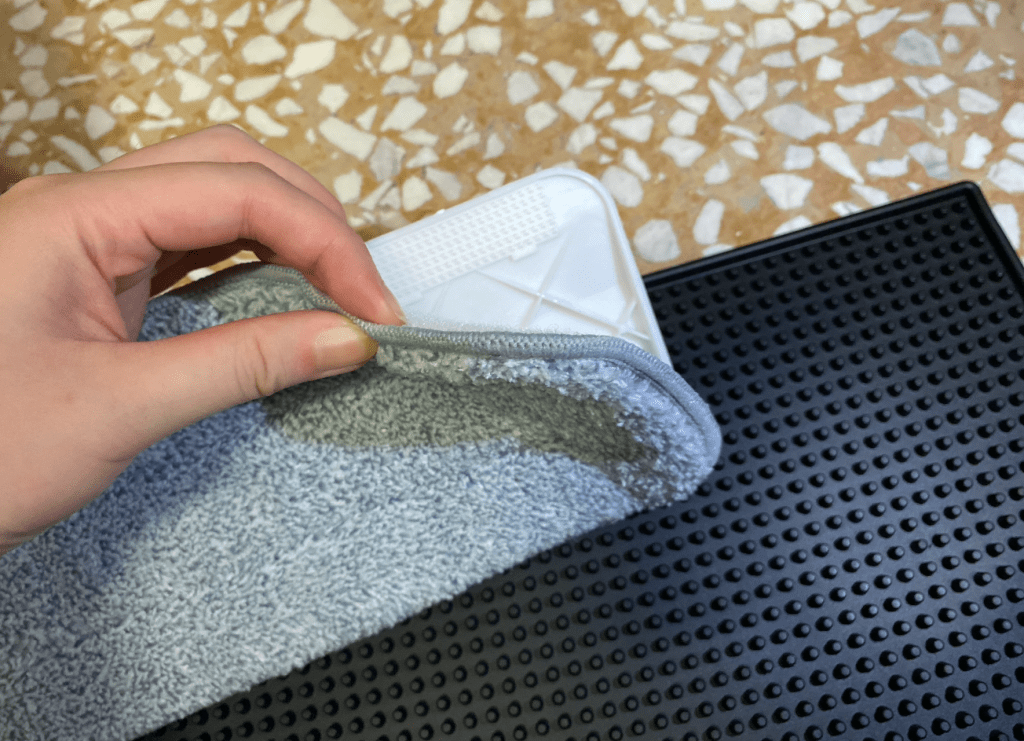 今年初爺爺在浴室跌了一跤，當時送急診把大家都嚇了一跳，
已經使用防滑拖鞋、防滑墊，地板也是無時不保持乾燥，還是出意外⋯⋯
要知道長輩可禁不起摔！！後來就在物色好用的浴室防滑地板產品，
發現浴室防滑方法很多，浴室防滑地板多半放置止滑墊，
但有只能「局部防滑」、「不美觀」、「容易藏污納垢」的缺點，
甚至上次進浴室踩在防滑墊上卻還是小小滑了一下⋯⋯
年輕人反應好還可以平衡著身體，長輩可能就滑倒了。

在嘖嘖募資平台上看到壁虎防滑二代組，號稱越濕越防滑、越刷越止滑，
而且是台灣唯一上架Amazon的隱形防滑劑品牌，
操作簡單，完全可以在家DIY浴室止滑施工！
在磁磚上都可以使用的隱形防滑劑，決定試試看壁虎防滑二代到底好用嗎？
幫爺爺奶奶的浴室做防滑改裝！