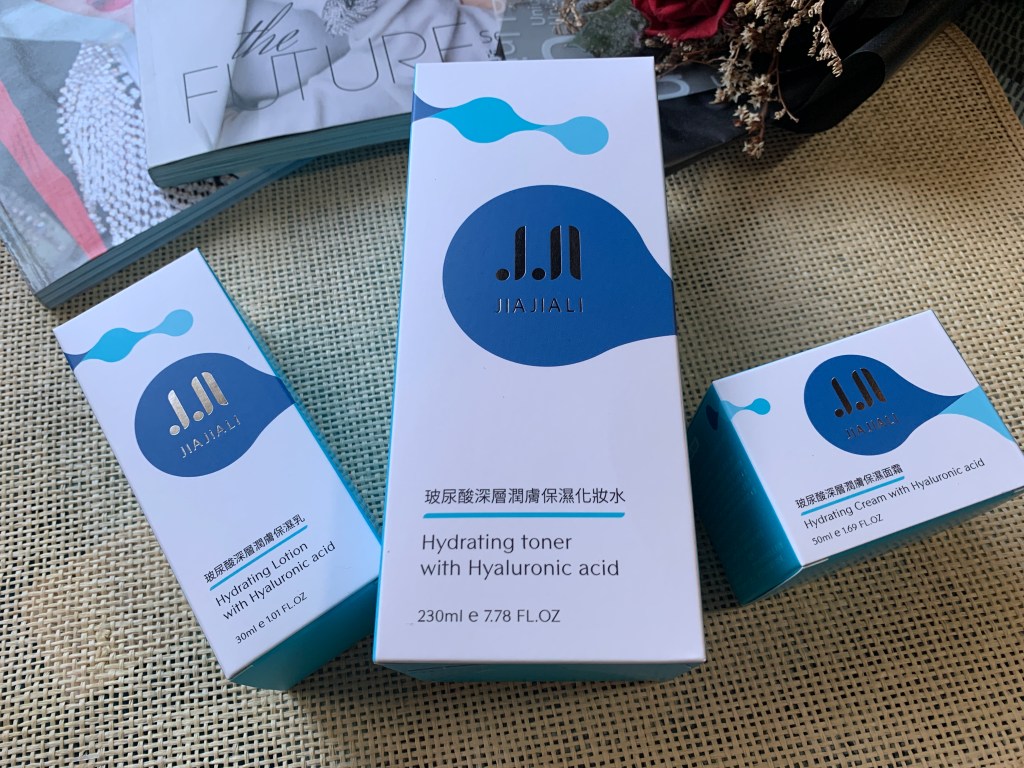 換季必備水潤保濕保養品！MIT保養品牌嘉嘉莉，小資玻尿酸保濕三件套組兩千就可以擁有！換季也要水嫩肌膚保養！