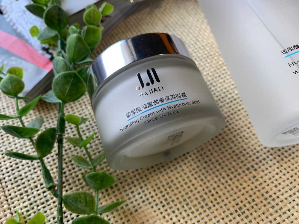 換季必備水潤保濕保養品！MIT保養品牌嘉嘉莉，小資玻尿酸保濕三件套組兩千就可以擁有！換季也要水嫩肌膚保養！