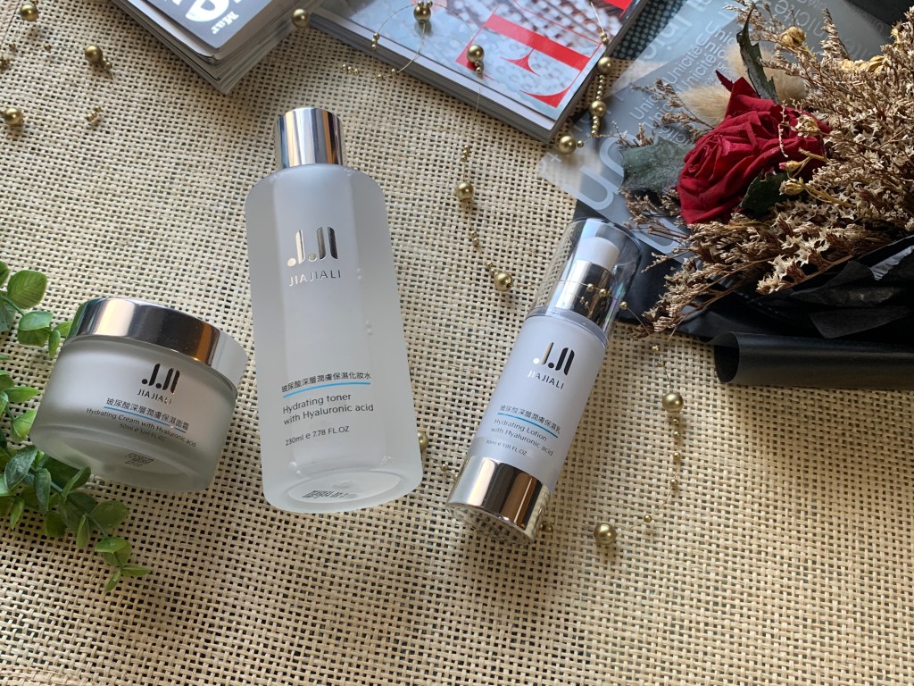 換季必備水潤保濕保養品！MIT保養品牌嘉嘉莉，小資玻尿酸保濕三件套組兩千就可以擁有！換季也要水嫩肌膚保養！