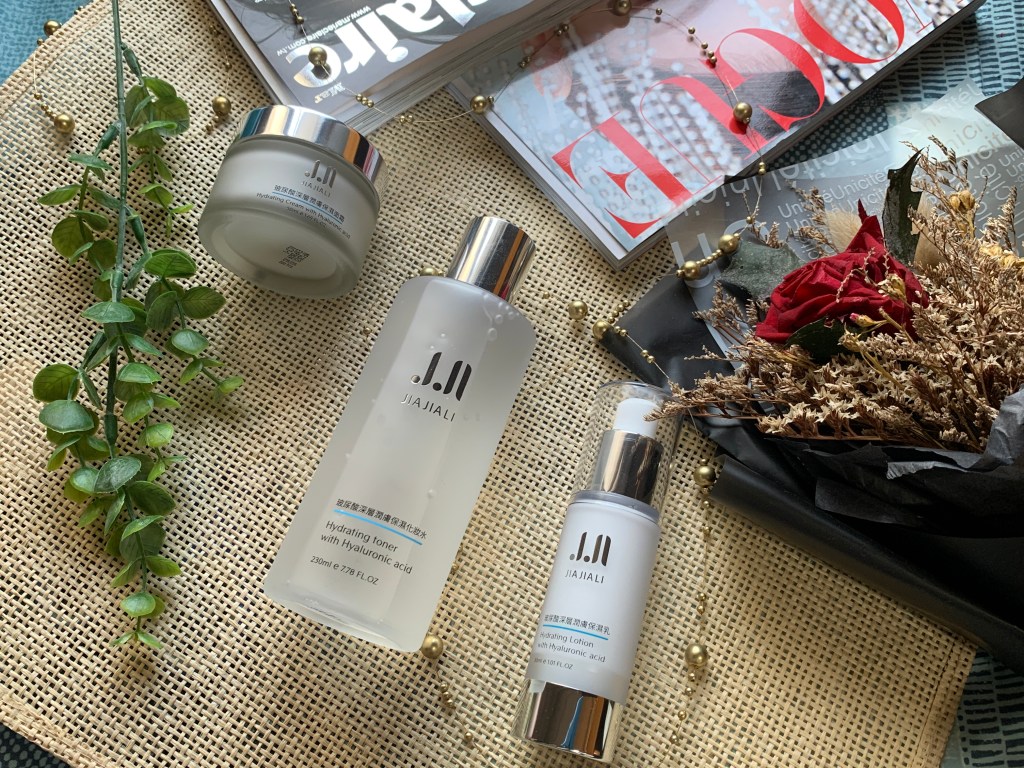 換季必備水潤保濕保養品！MIT保養品牌嘉嘉莉，小資玻尿酸保濕三件套組兩千就可以擁有！換季也要水嫩肌膚保養！