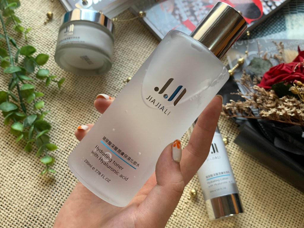 換季必備水潤保濕保養品！MIT保養品牌嘉嘉莉，小資玻尿酸保濕三件套組兩千就可以擁有！換季也要水嫩肌膚保養！