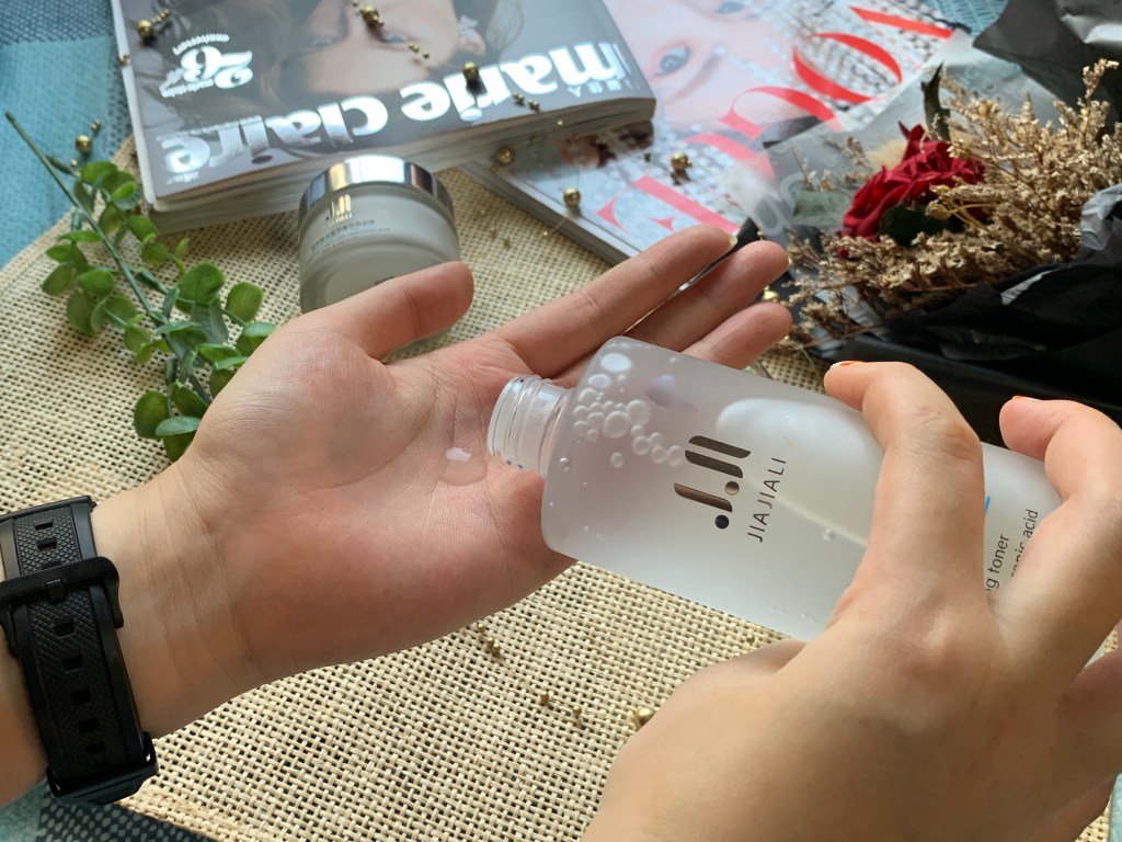 換季必備水潤保濕保養品！MIT保養品牌嘉嘉莉，小資玻尿酸保濕三件套組兩千就可以擁有！換季也要水嫩肌膚保養！