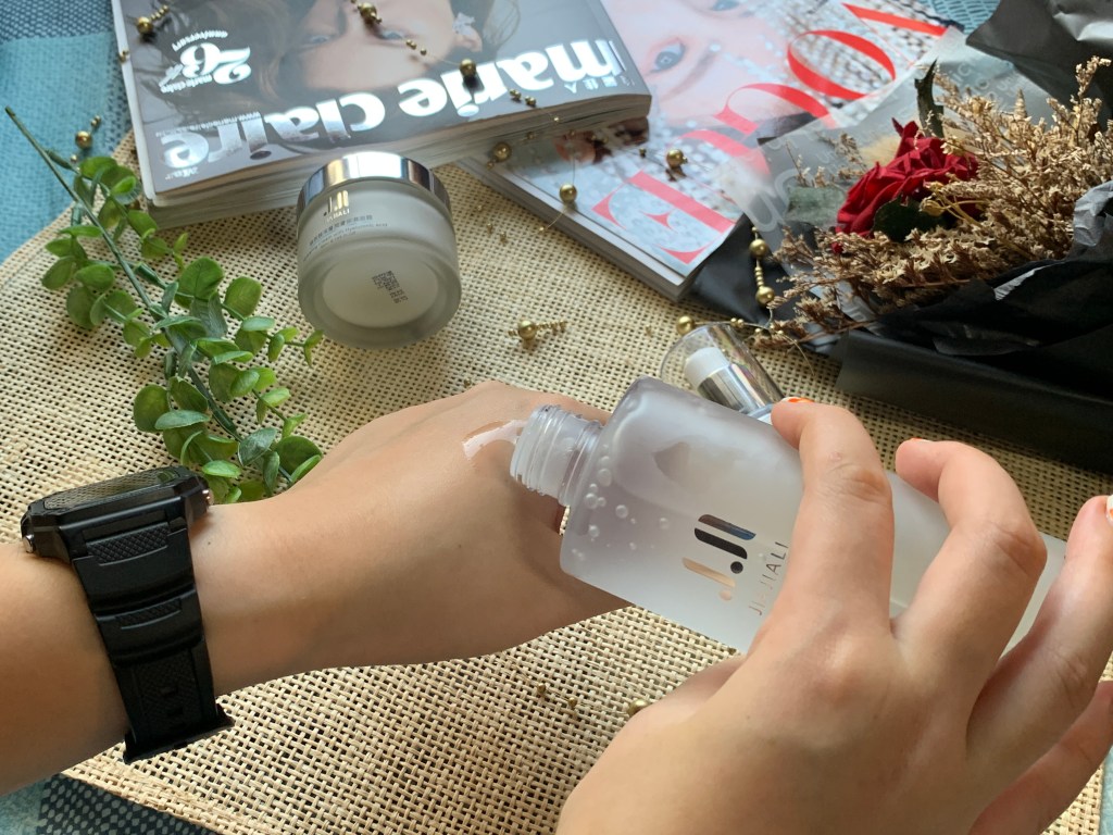 換季必備水潤保濕保養品！MIT保養品牌嘉嘉莉，小資玻尿酸保濕三件套組兩千就可以擁有！換季也要水嫩肌膚保養！