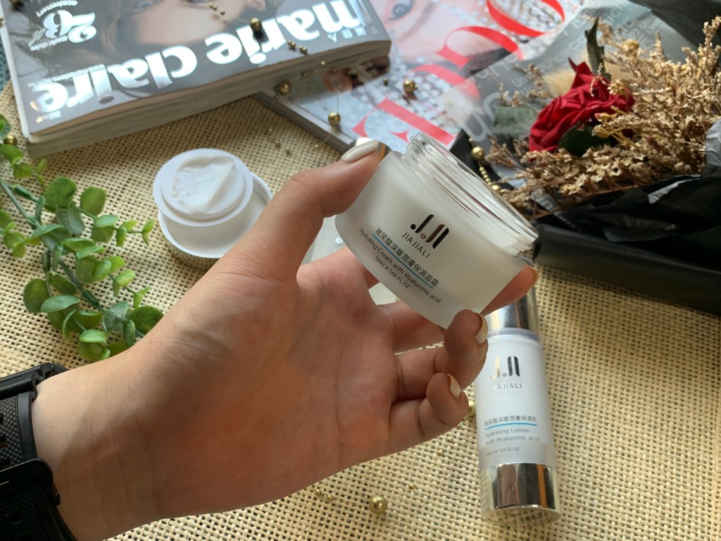 換季必備水潤保濕保養品！MIT保養品牌嘉嘉莉，小資玻尿酸保濕三件套組兩千就可以擁有！換季也要水嫩肌膚保養！