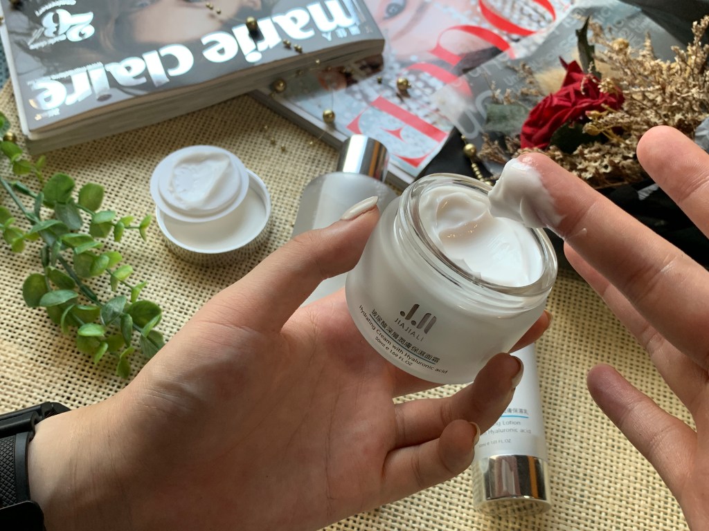 換季必備水潤保濕保養品！MIT保養品牌嘉嘉莉，小資玻尿酸保濕三件套組兩千就可以擁有！換季也要水嫩肌膚保養！