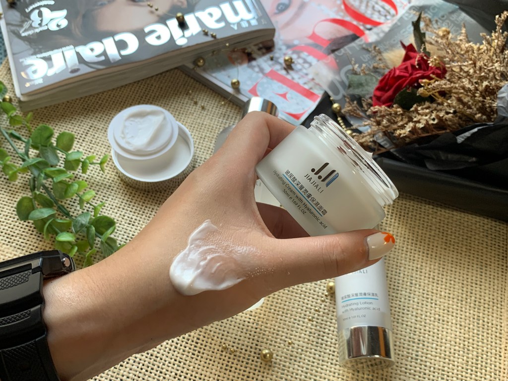 換季必備水潤保濕保養品！MIT保養品牌嘉嘉莉，小資玻尿酸保濕三件套組兩千就可以擁有！換季也要水嫩肌膚保養！