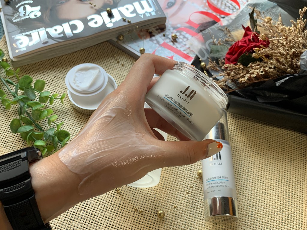 換季必備水潤保濕保養品！MIT保養品牌嘉嘉莉，小資玻尿酸保濕三件套組兩千就可以擁有！換季也要水嫩肌膚保養！