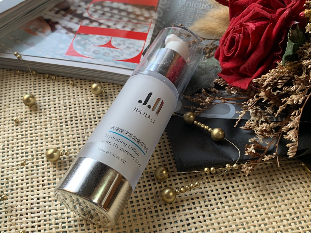 換季必備水潤保濕保養品！MIT保養品牌嘉嘉莉，小資玻尿酸保濕三件套組兩千就可以擁有！換季也要水嫩肌膚保養！